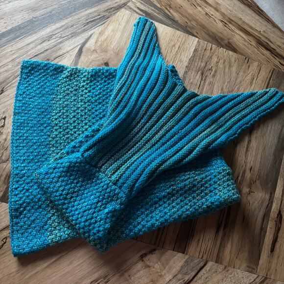 Mermaid Tail Blanket in Teal - Picture 1 of 3